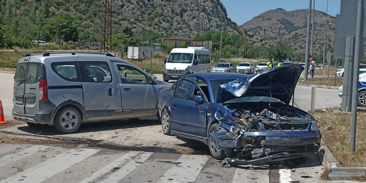 Amasya'da Trafik Kazası: 3 Kişi Hastanelik Oldu!