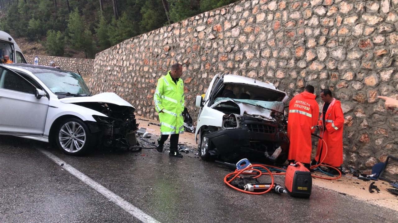 Antalya'da Araçlar Kafa Kafaya Geldi! Mucize Kurtuluş Yaşandı