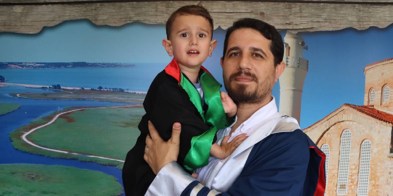 Baba Oğluyla Kep Attı: Mezuniyet Töreninde Duygusal Anlar