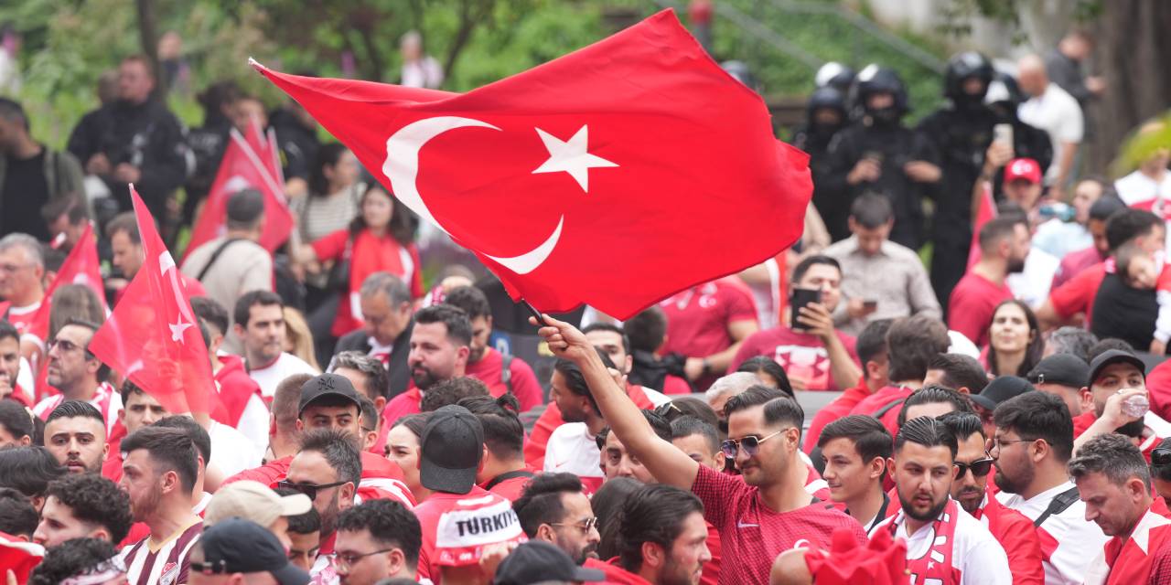 Türkiye-Gürcistan Maçı Öncesi Dortmund Sokakları Kırmızı-Beyaza Büründü