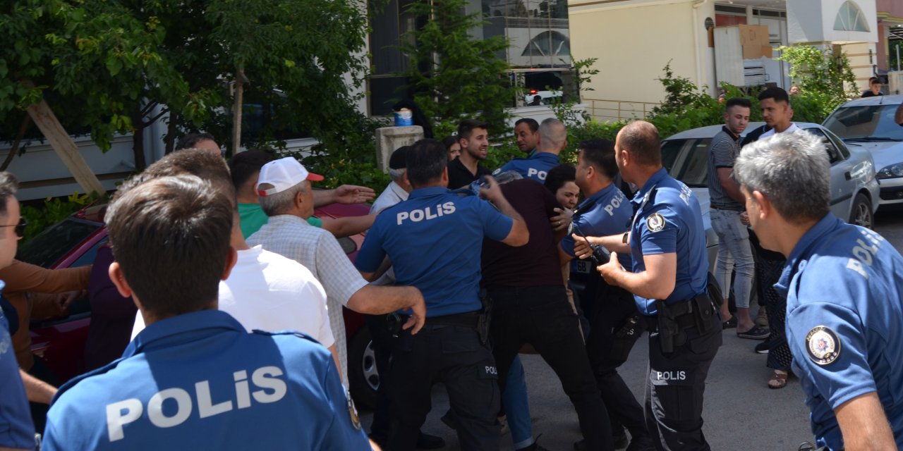 Çocuklar Yangın Çıkardı, Aile Birbirine Girdi, Polis Biber Gazı Sıktı