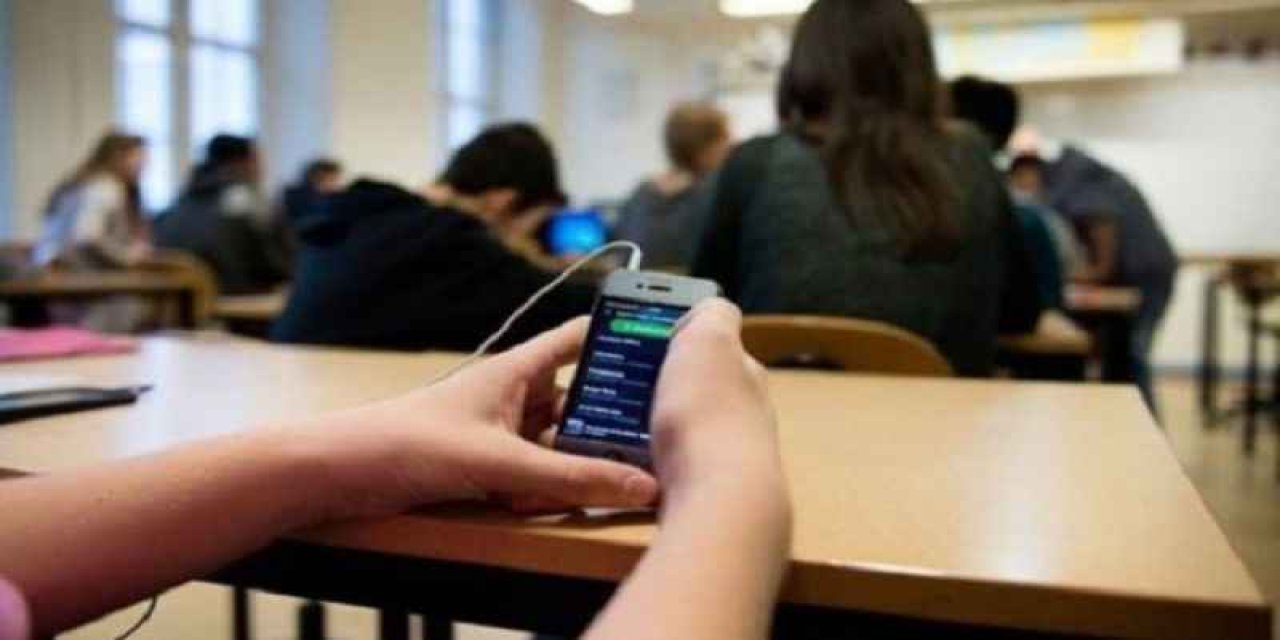 Devlet Okullarında Sosyal Medya da Cep Telefonları da Yasaklanıyor!