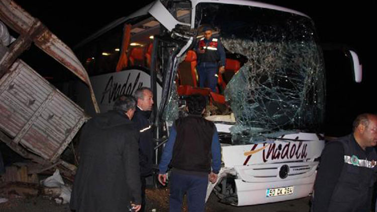Manisa'da yolcu otobüsü ile TIR çarpıştı: 20 yaralı