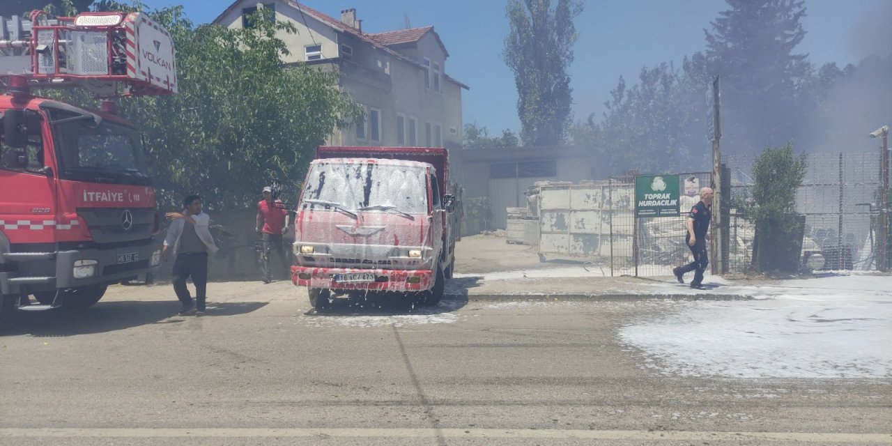 Bursa'da Geri Dönüşüm Tesisinde Çıkan Yangın Söndürüldü