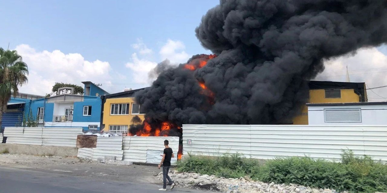 Mersin'de Geri Dönüşüm Tesisinde Yangın!