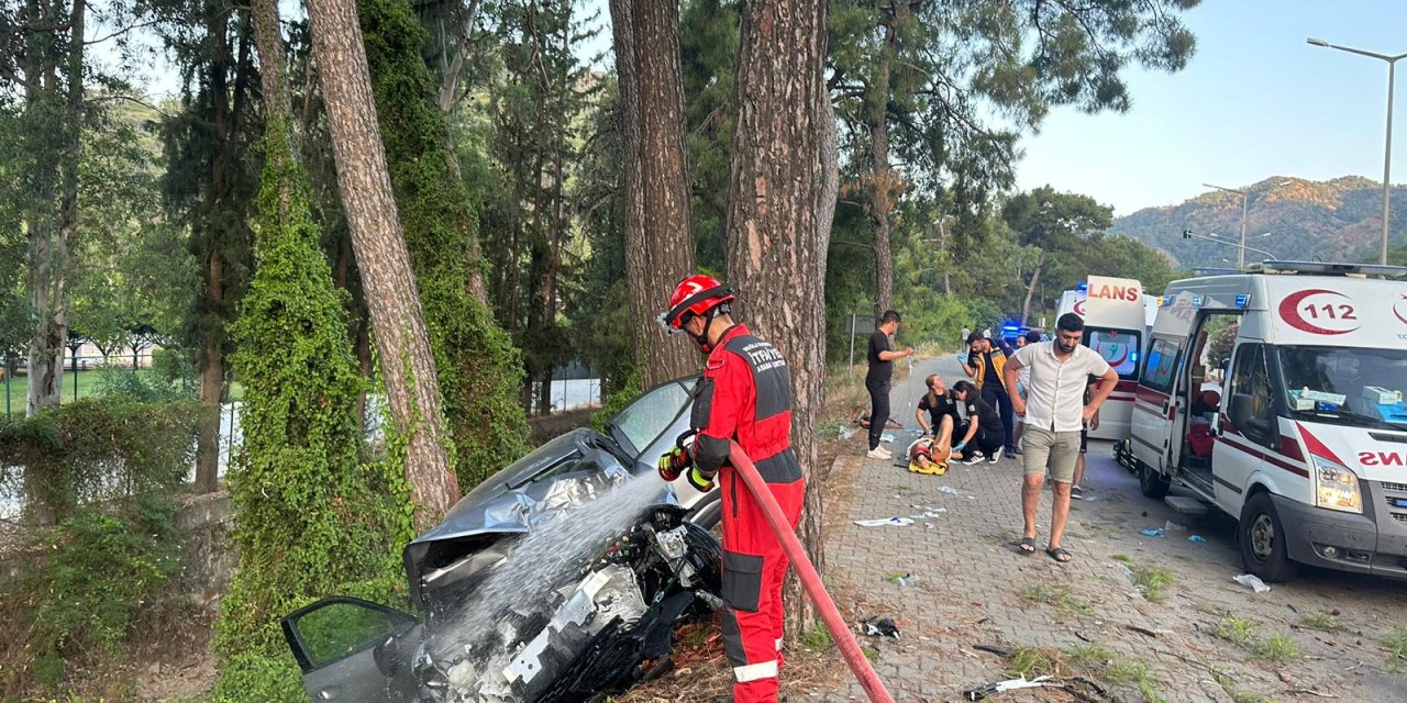 Muğla'da Otomobil Ağaca Çarptı: 4 Kişi Yaralandı