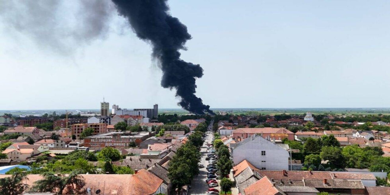 Sırbistan'da Boya Fabrikasında Yangın Çıktı