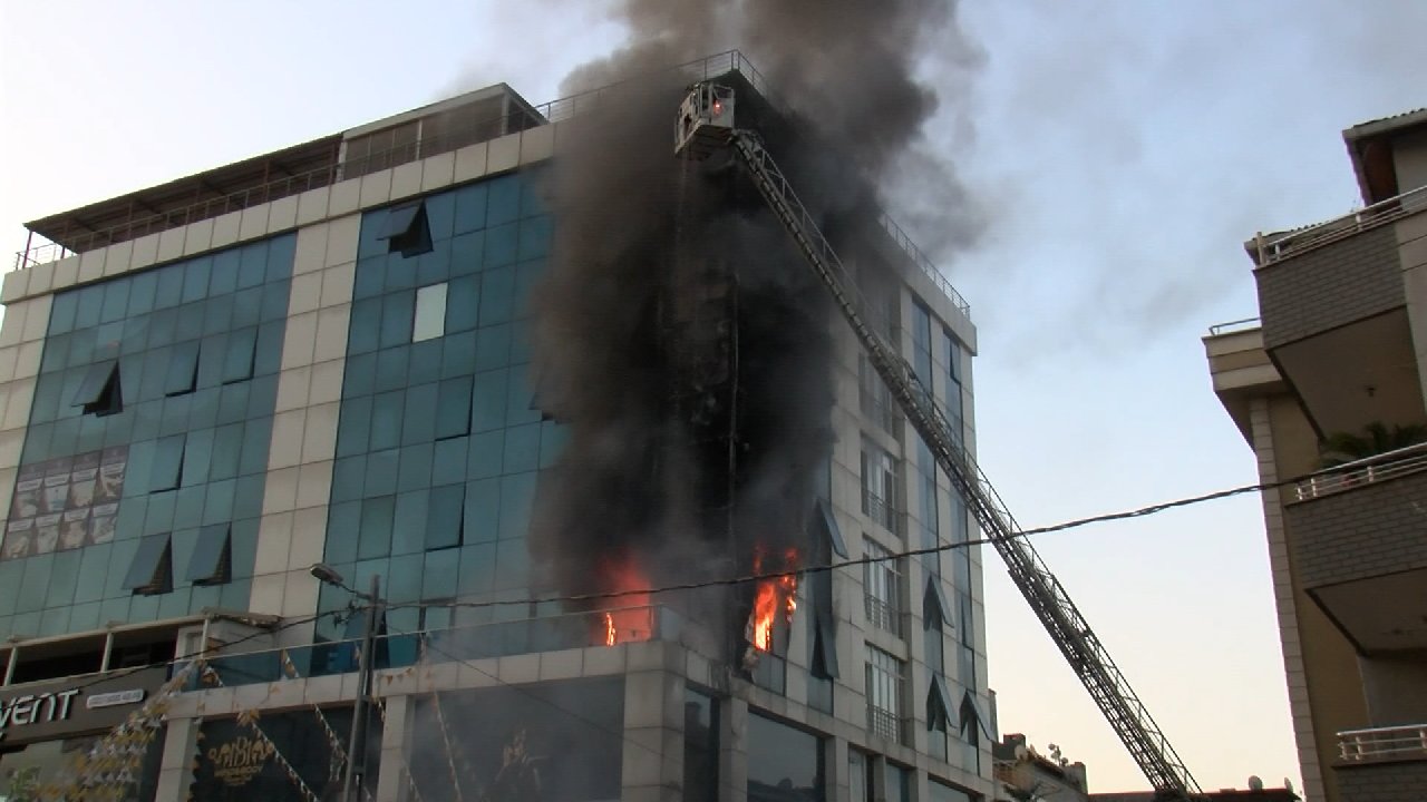 İstanbul Ataşehir'de 8 Katlı Bir Binada Yangın Çıktı