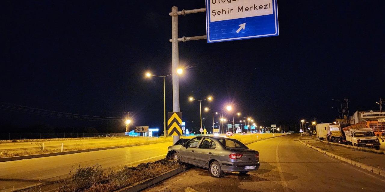 Amasya'da Yön Tabelasına Çarpan Otomobilde Ölümden Döndüler!