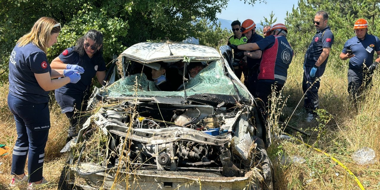 Bolu'da Facia: Takla Atan Otomobilde Sıkıştılar!