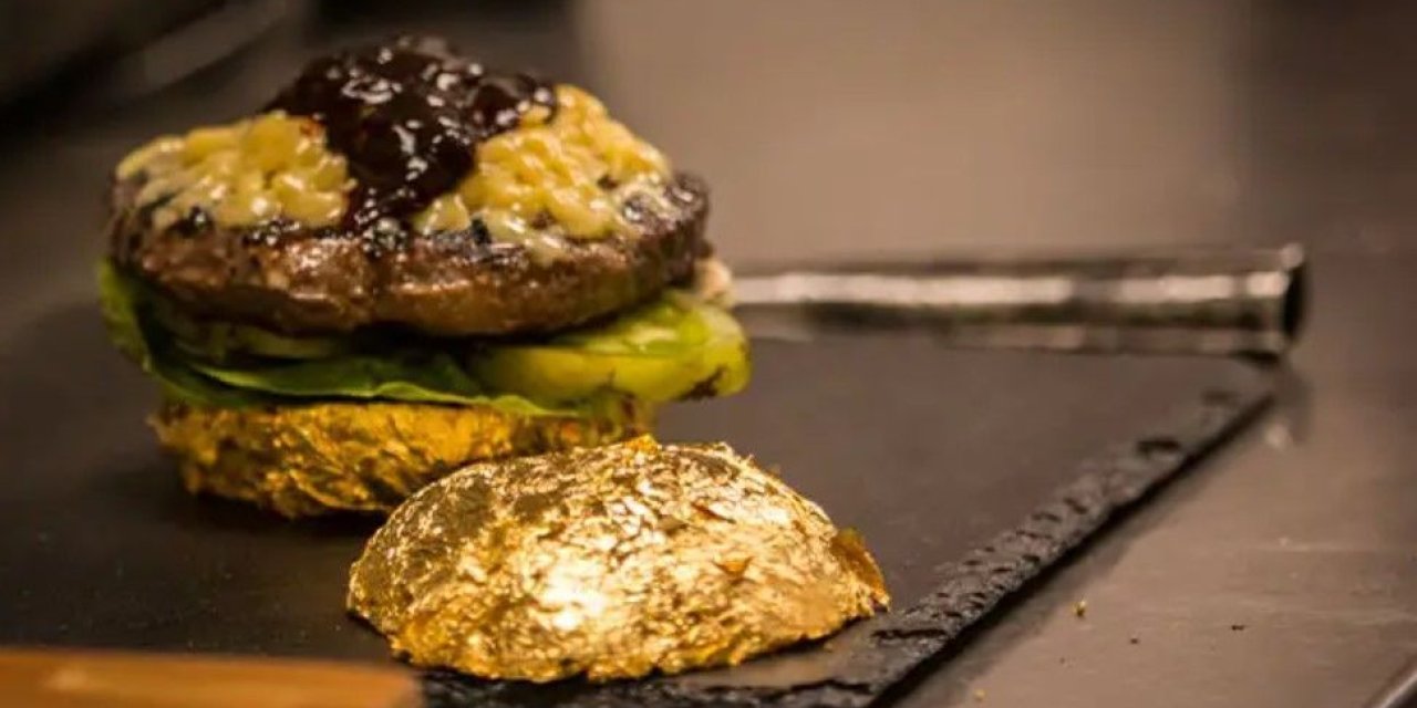 Gezegendeki en pahalı hamburger: Altınla kaplı ve havyarla doldurulmuş hamburgerin fiyatı dudak uçuklatıyor