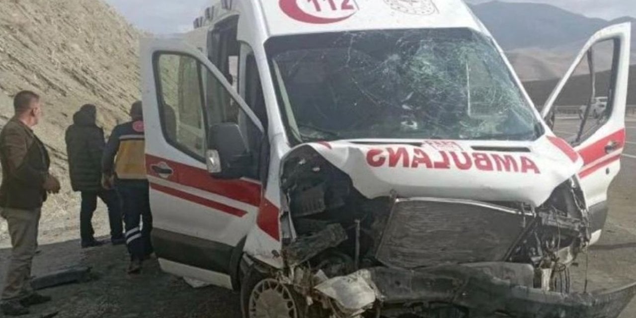 Hasta Taşıyan Ambulans Kaza Yaptı: Yaralılar Var!