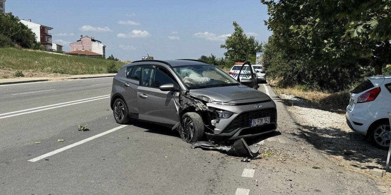 Yol Kenarındaki Ağaca Çarpınca Ölümden Döndüler!