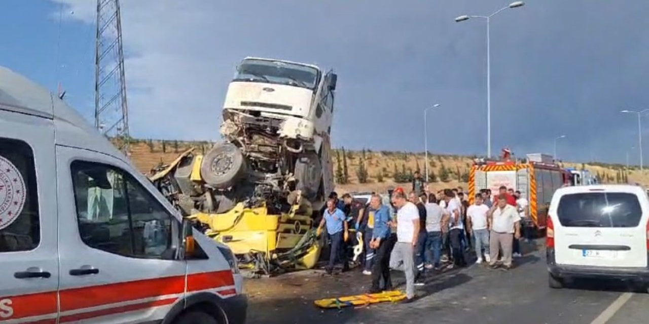 Kamyon, Çarptığı TIR'ın Üstünde Asılı Kaldı: 1 Ölü, 2 Yaralı