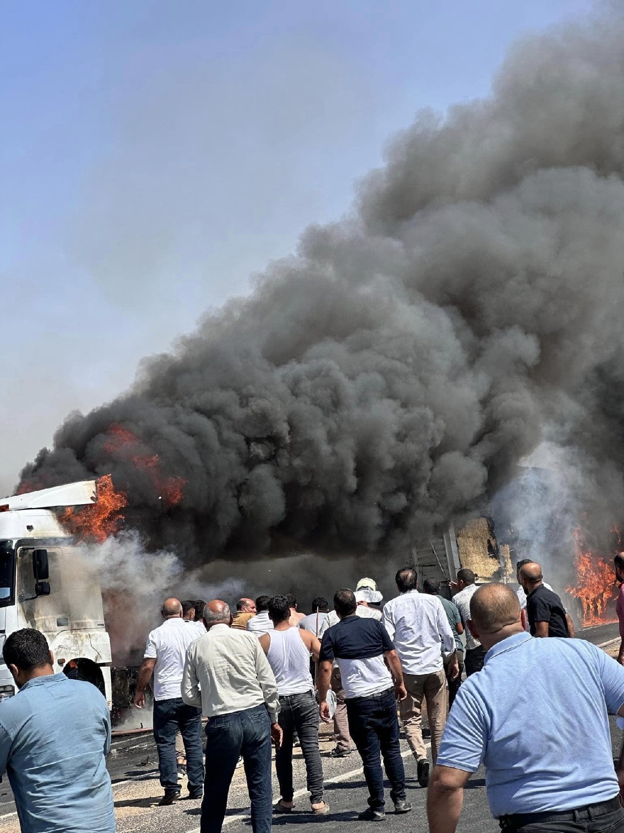 Dorsesi Alev Alan Tırda Patlama Meydana Geldi