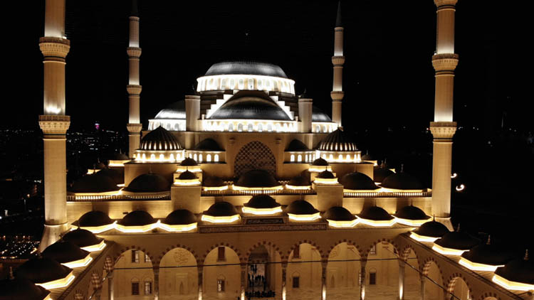 Yapımı 6 yıl süren Çamlıca Camii ibadete açıldı
