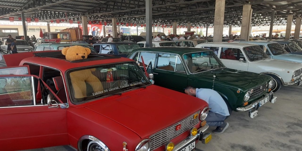 Klasik Otomobil Tutkunları Dinar'da Buluştu