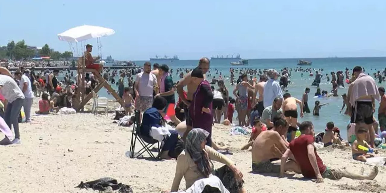 Bayram Tatilinin Son Gününde Menekşe Plajı'nda Yoğunluk