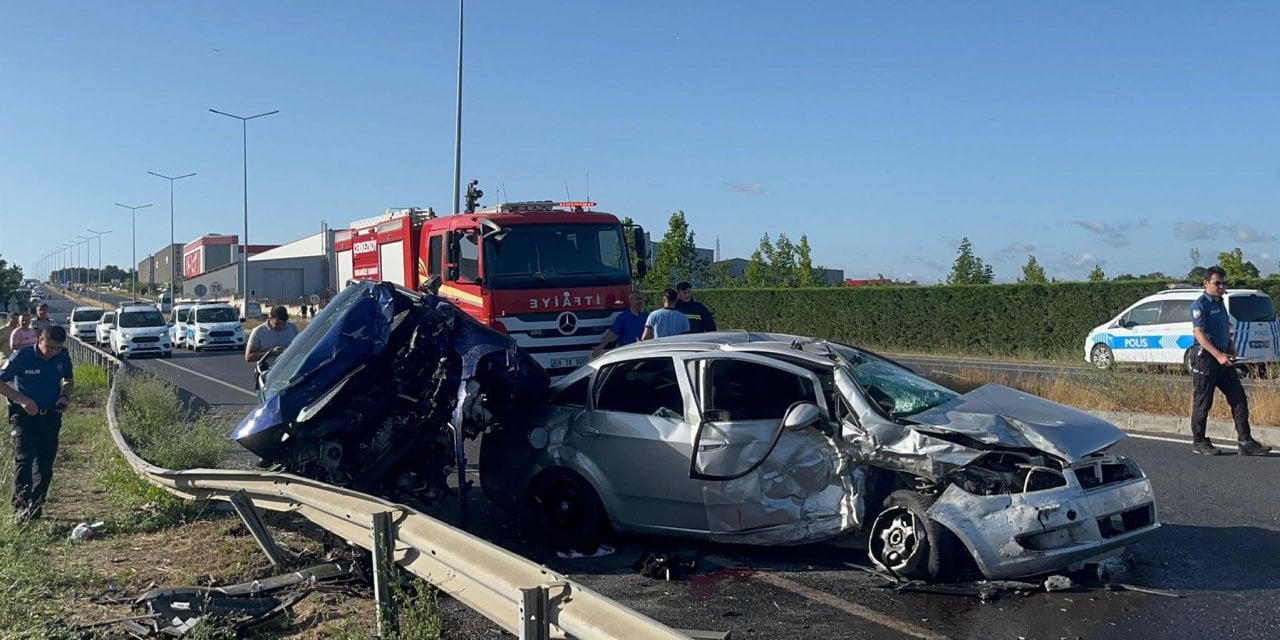 Tekirdağ’da İki Otomobil Kafa Kafaya Çarpıştı