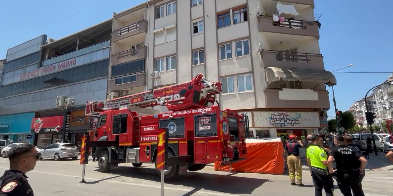 Kardeşini Sırtından Bıçaklayıp Kendisini Karnından Bıçakladı!