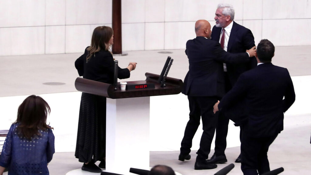 AKP'li Vekil Kürsüdeki Kadın Milletvekilinin Üzerine Yürüdü