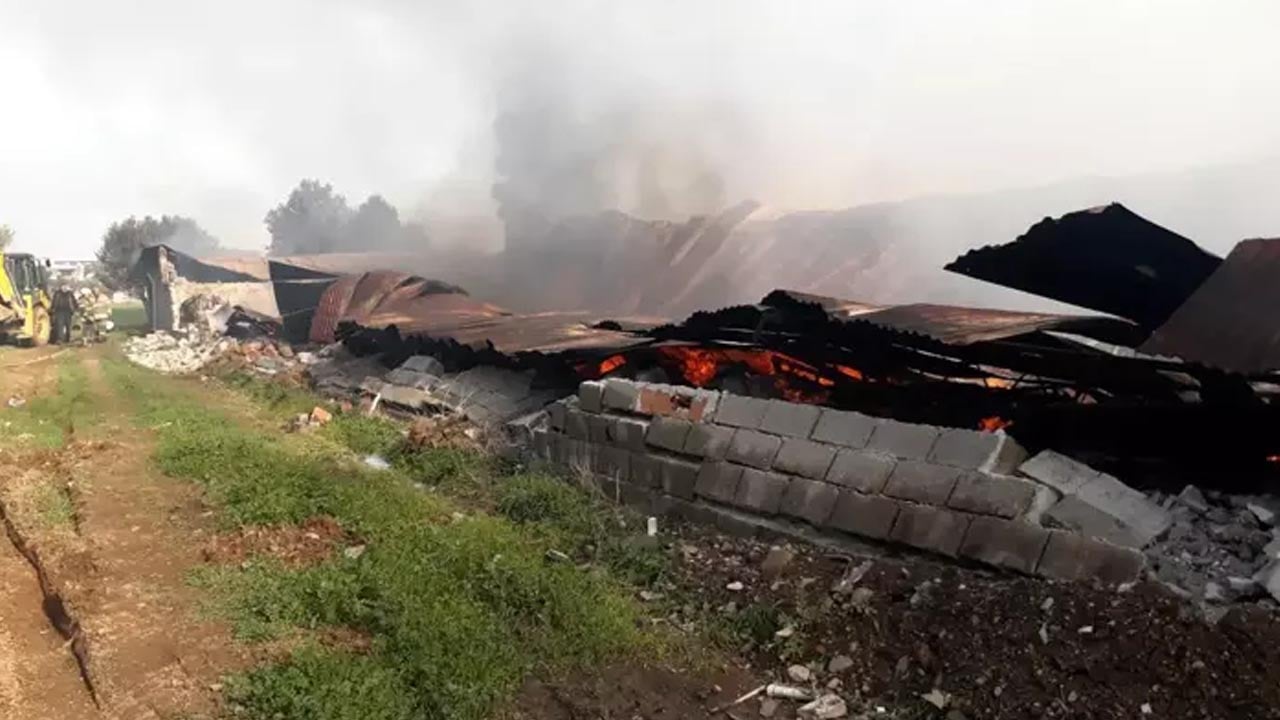 İzmir'de Sandalye Fabrikası Alev Alev