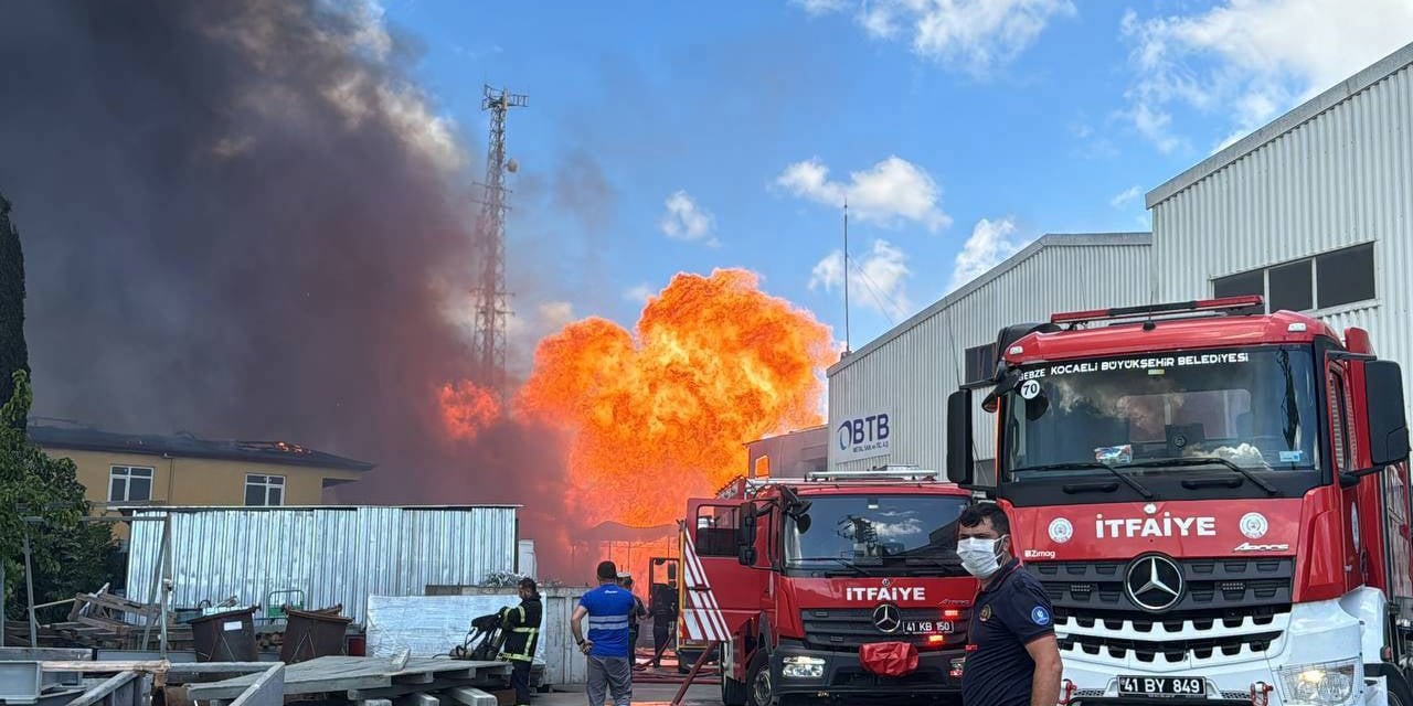 Gebze'de Boya Fabrikasında Yangın!
