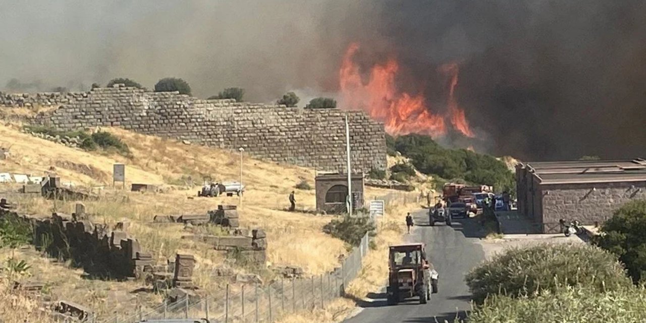 Yangın Assos Antik Kentini Tehdit Ediyor
