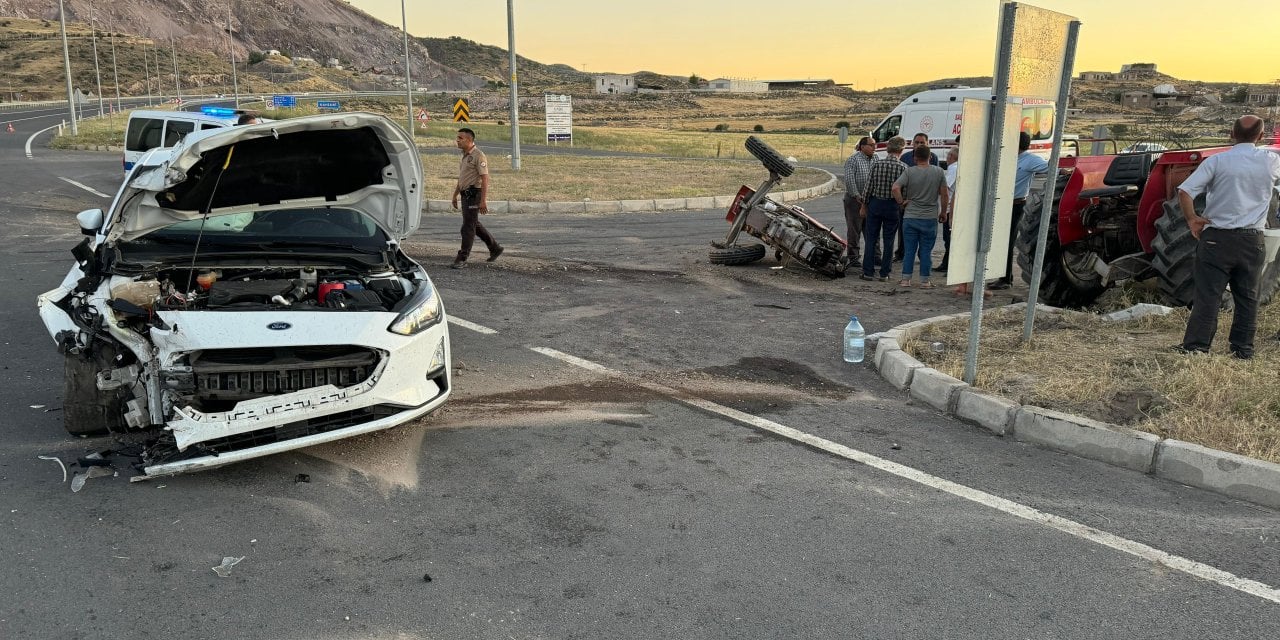 Otomobille Çarpışan Traktör İkiye Bölündü: 5 Yaralı