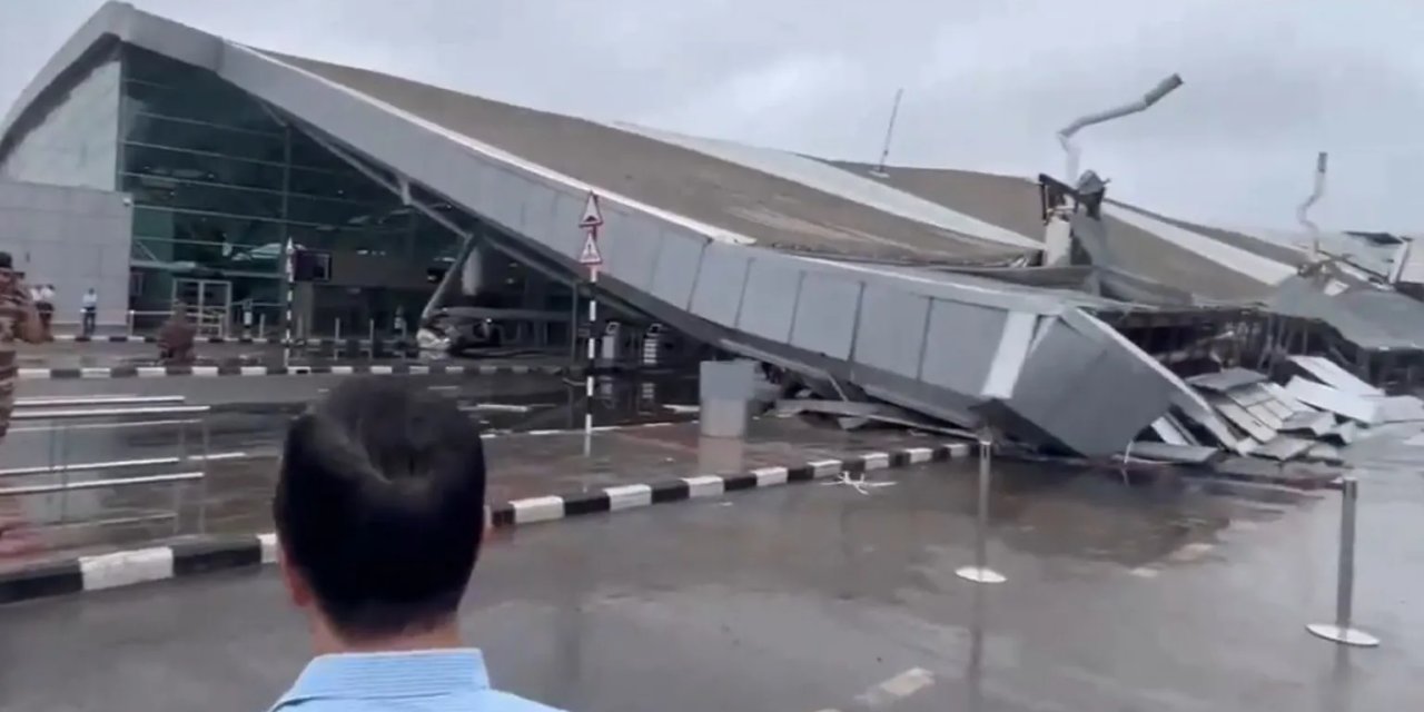 Havaalanında Çatı Çöktü! Araçlar Parçalandı