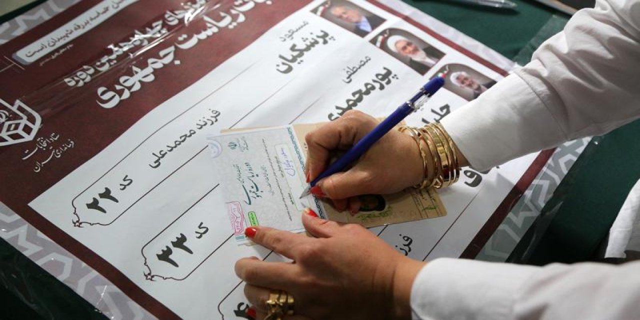 İran'da Oylar Sayılmaya Başladı: İlk Sonuçlara Göre Reformist Rüzgar Esiyor