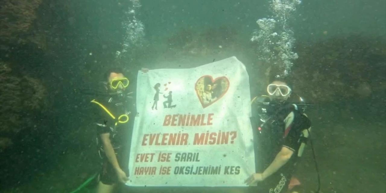 Romantik Sevgiliden Su Altında Şok Hareket! 'Hayır İse Oksijeni Kes'