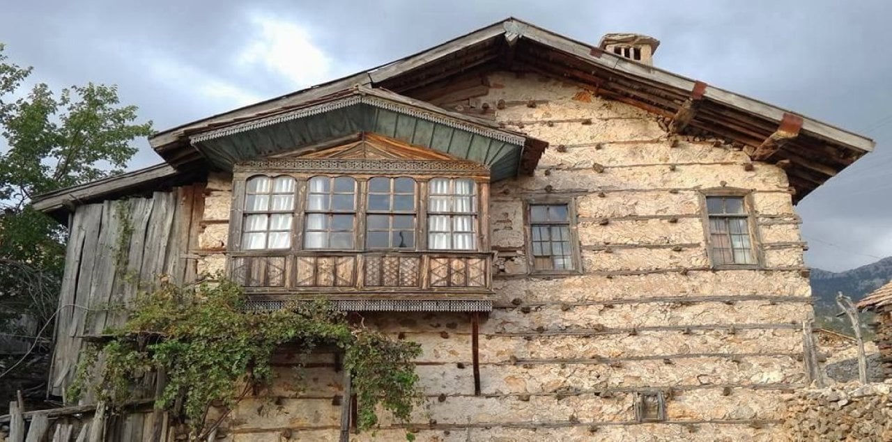 Antalya Felakatten Döndü: Bahçe Yangını sıçramadan söndürüldü