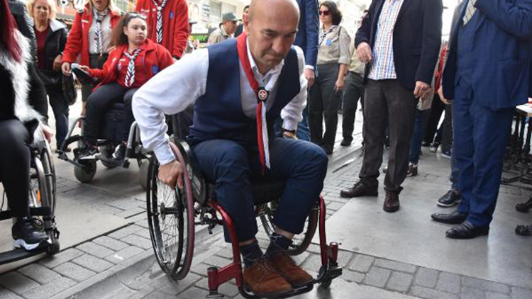 CHP'li Soyer, tekerlekli sandalyeyle gezdi