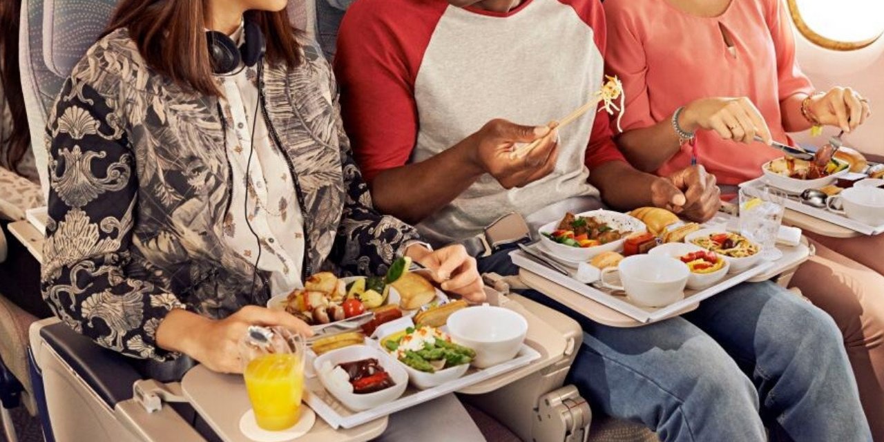 Uçakta Bozuk Yemek Servis Edildi: Acil İniş Yapıldı!