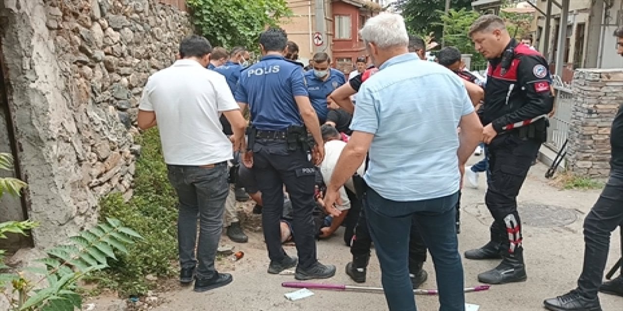 Çöp Evini Temizlemeye Gelenlere Güçlük Çıkaran Kişi Polisi Bıçakladı