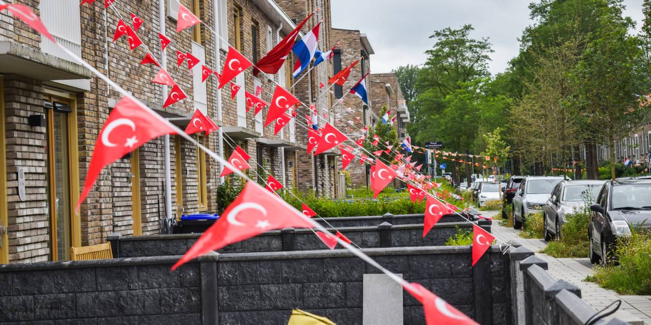 Hollanda Sokakları Türk Bayraklarıyla Donatıldı
