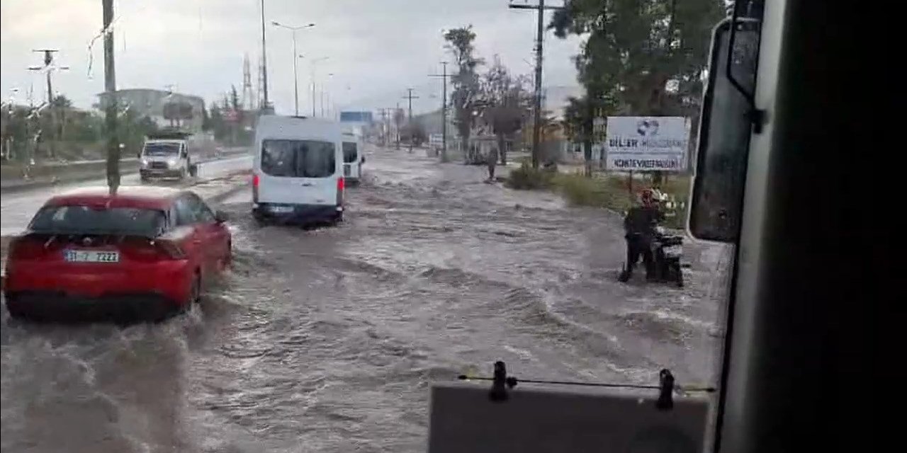 İskenderun'da Şiddetli Yağış Trafiği Felç Etti