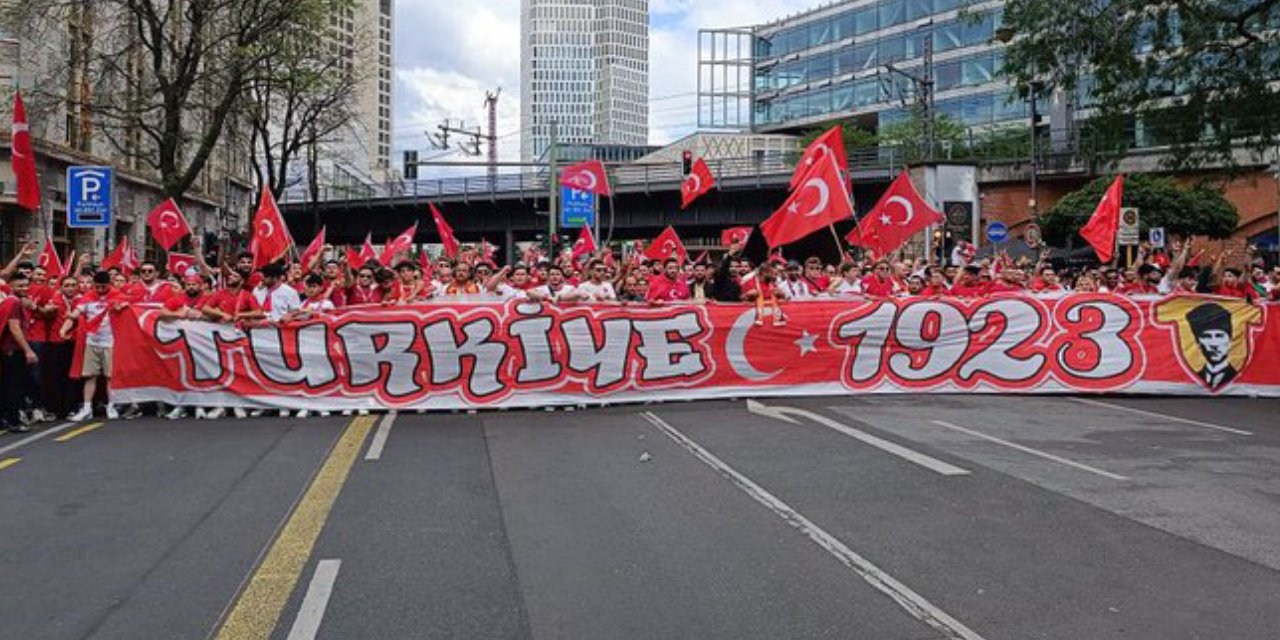 Berlin'e Kırmızı-Beyaz Akın! Taraftar Milli Takımı "Bozkurt" İşaretiyle Karşıladı