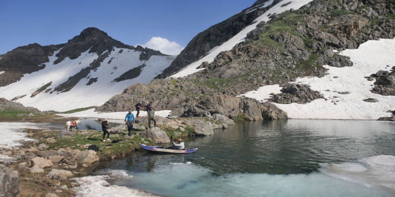 "Yüksek Rakımlı Berçelan Yaylası'nda Buzul Gölleri: Doğaseverlerin Cenneti"