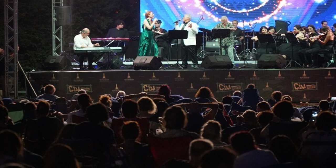 "Izmir’de 7. Çim Konserleri: Sanat Dolu Bir Yaz Keyfi!"