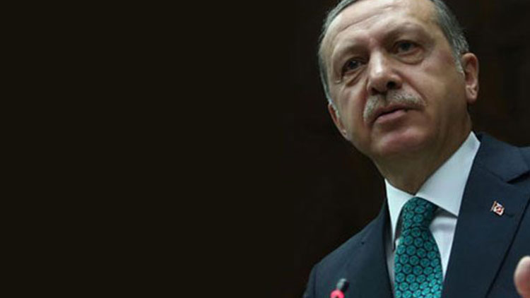 Erdoğan'ın fotoğrafının olduğu gazeteyi yere serdi diye gözaltına alındı