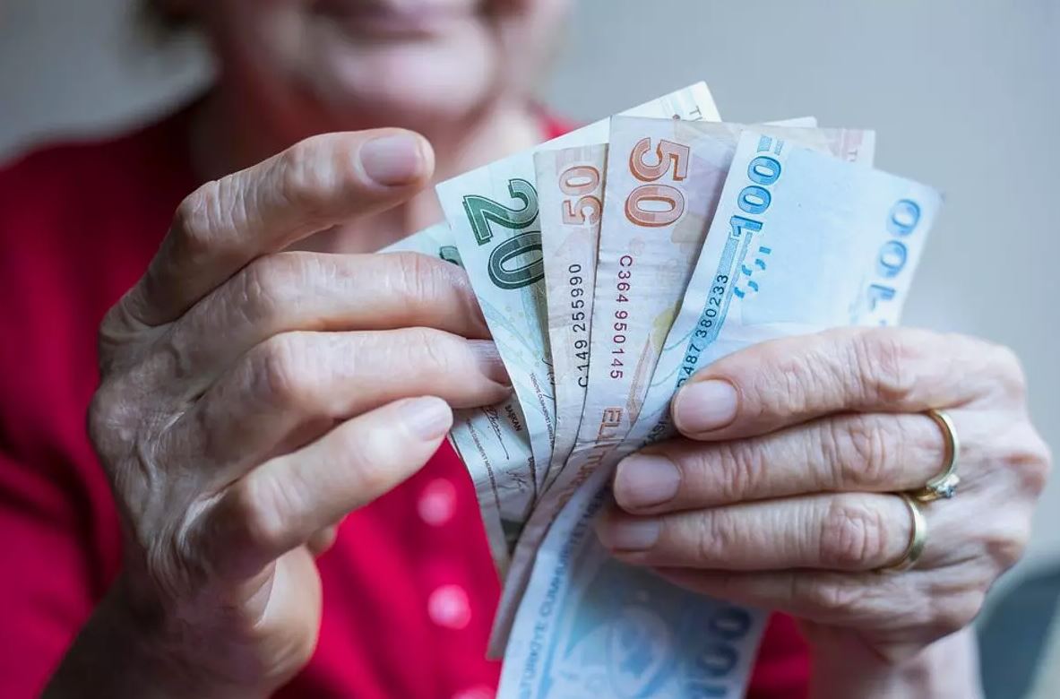 Milyonlarca Emeklinin Refah Payını Bekliyor: Uzman İsim Verilip Verilmeyeceğini Açıkladı