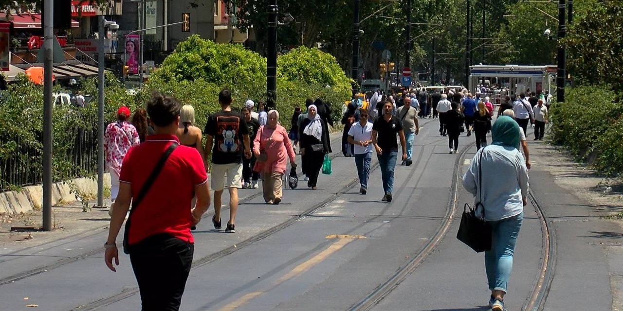 İstanbul'da Tramvay Arızalandı, Yolcular Raylarda Yürüdü
