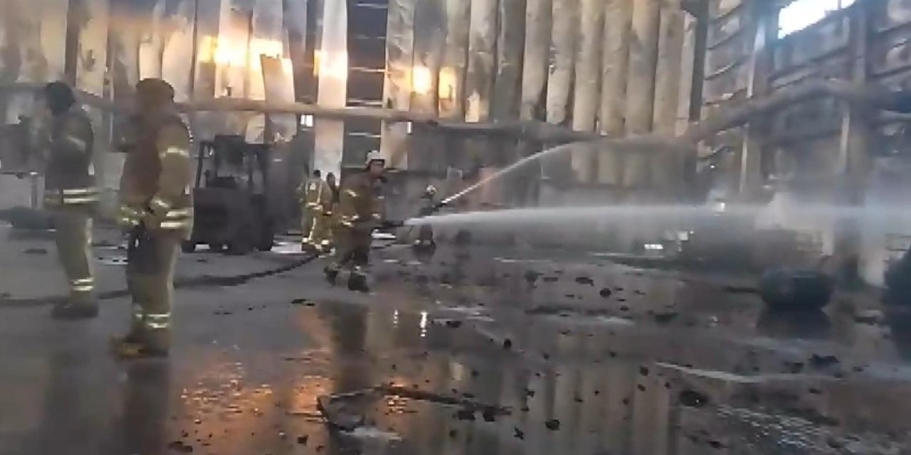"İstanbul'da Silivri Fabrikasında Büyük Yangın: İtfaiye Müdahalesiyle Alevler Söndürüldü"