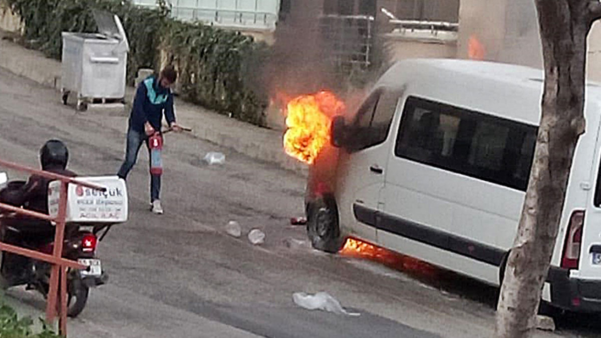 Öğrencileri taşıyan minibüs yolda alev alev yandı