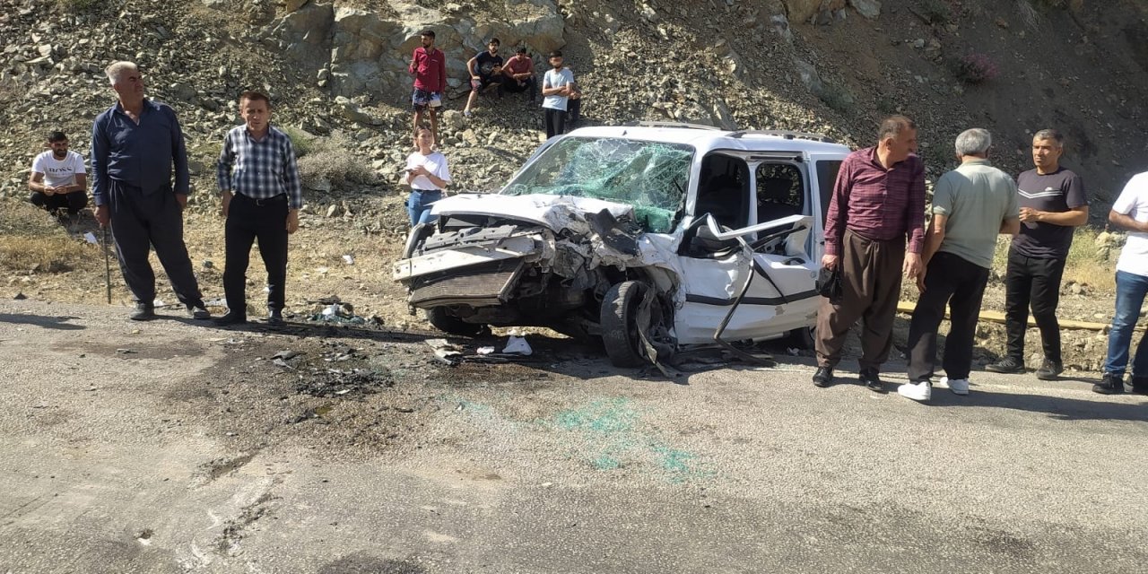 Yüksekova'da Facia: Kafa Kafaya Çarpışan Araçlarda 13 Kişi Yaralandı!