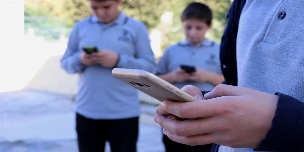 Öğrencilere Cep Telefonu ve Sosyal Medya Yasağı