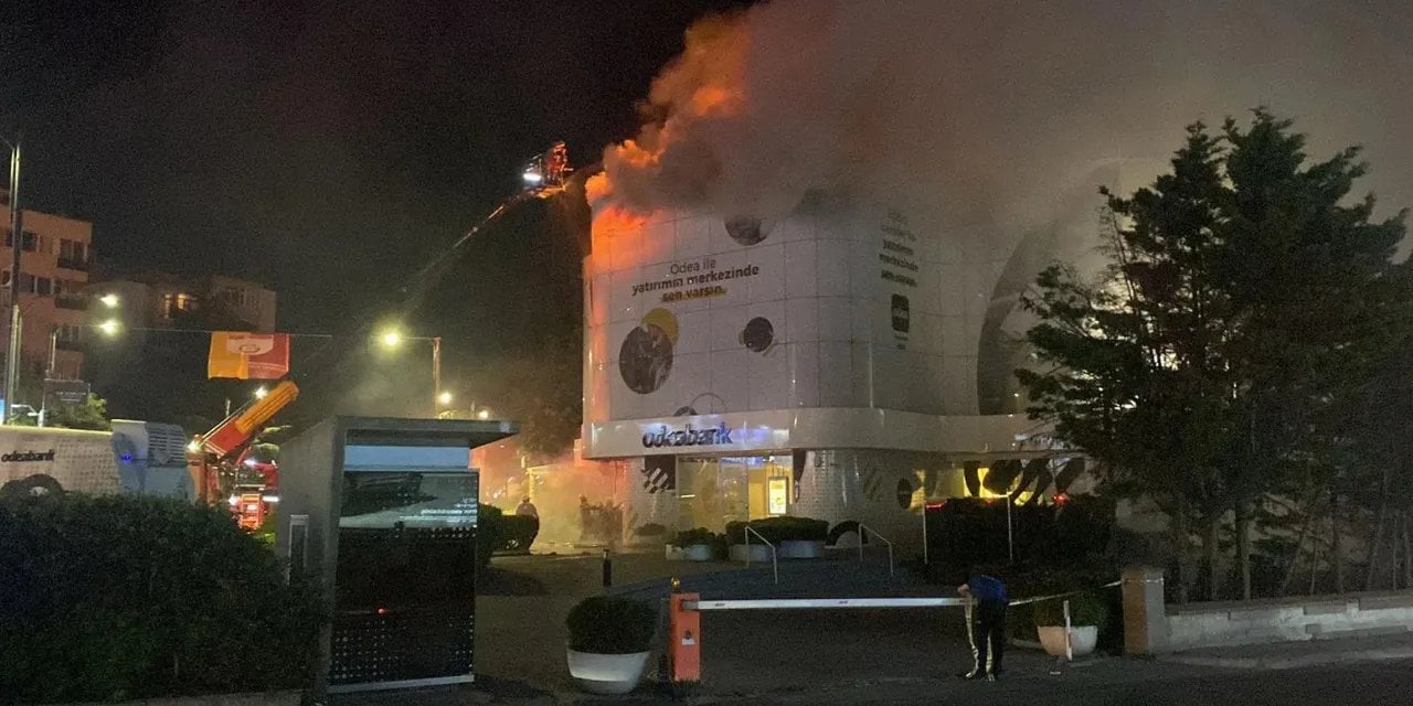 Beşiktaş'ta ATM'de Başlayan Yangın Binaya Sıçradı