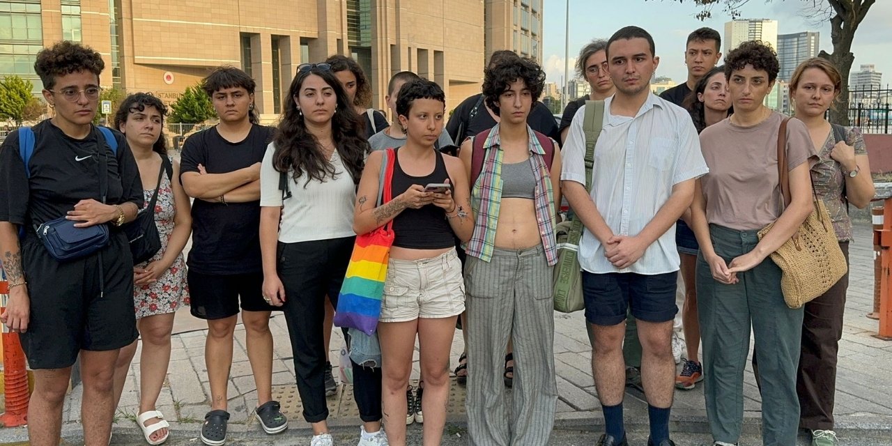 LGBTİ+ Aktivisti İris Mozolar'ın Tutuklanmasına Çağlayan Adliyesi Önünde Tepki